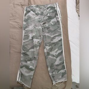 MOTHER The Shaker Crop Fray Camo Pants Desert Print